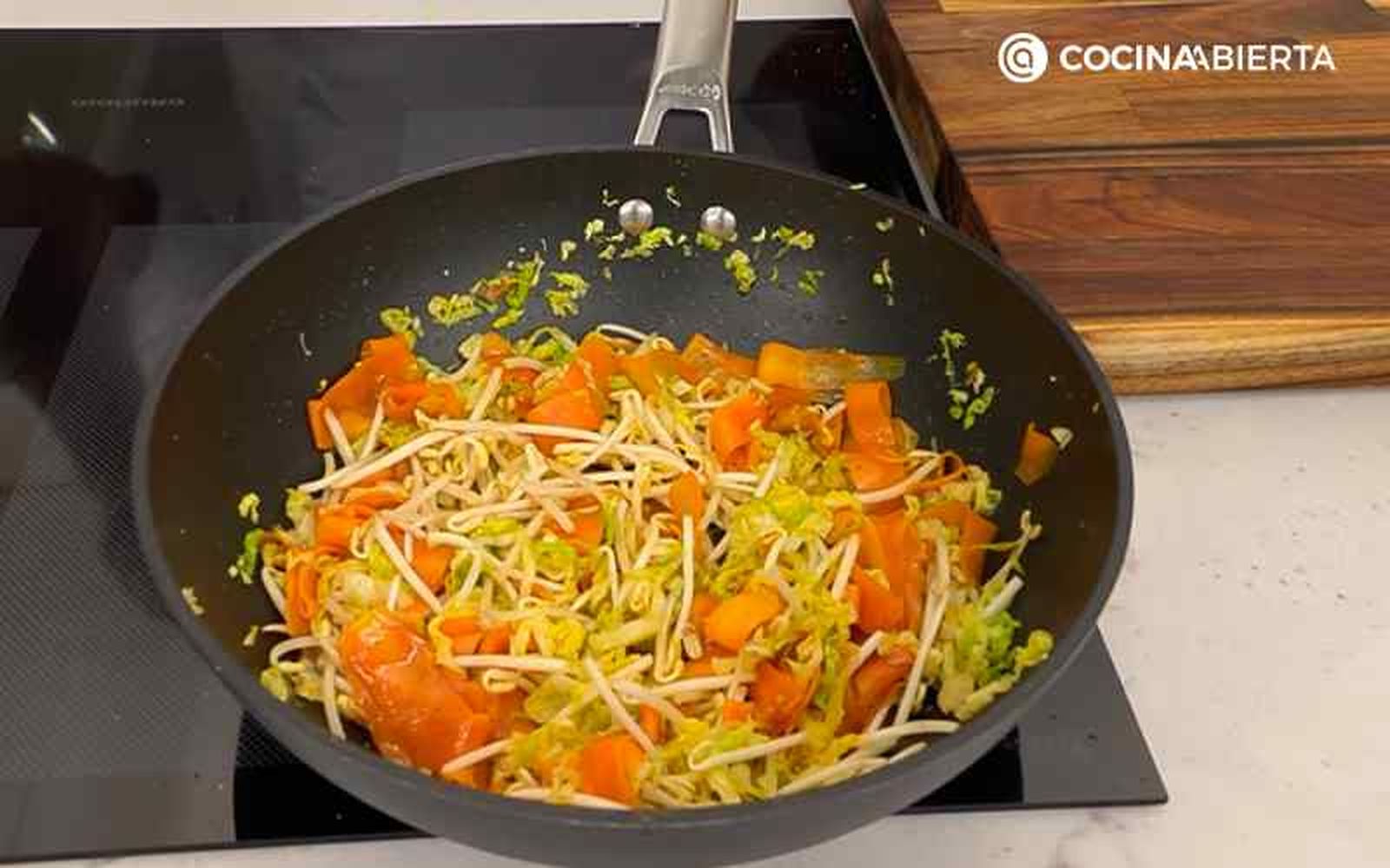 Cocina las verduras en un wok Cocina las verduras en un wok