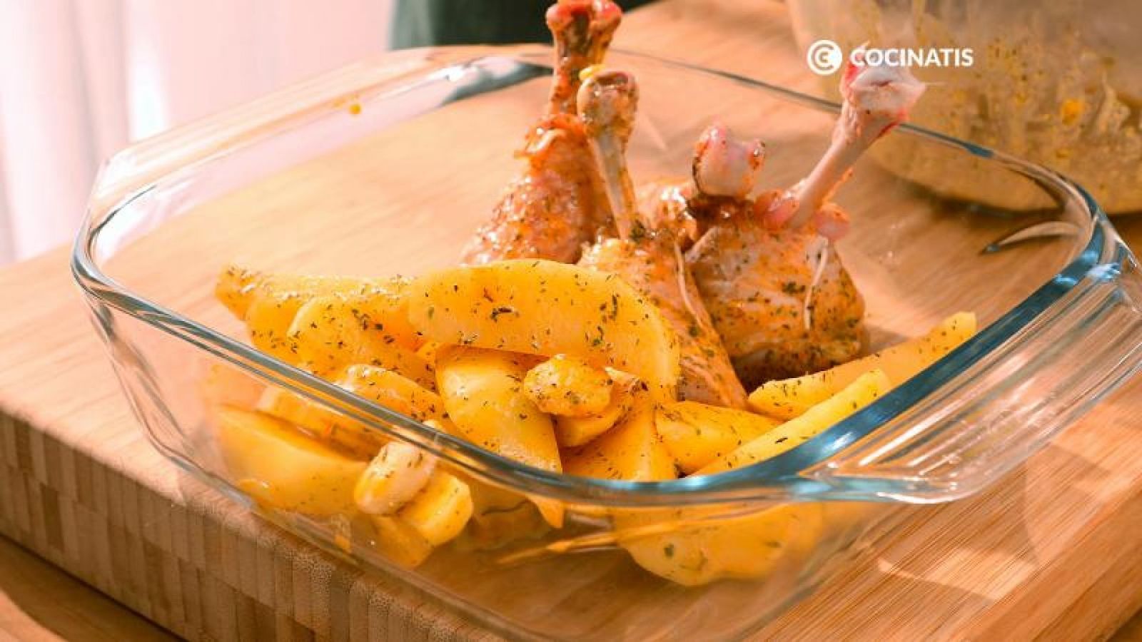 Pon las patatas y el pollo sazonados en una fuente de horno Pon las patatas y el pollo sazonados en una fuente de horno