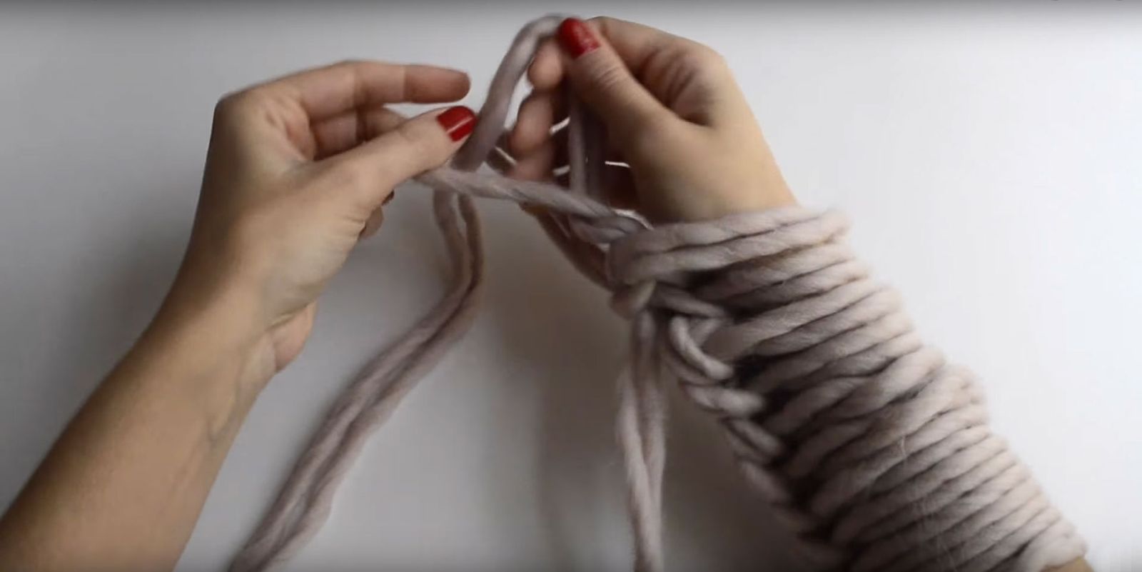 Cómo tejer con las manos o hacer arm knitting paso 3