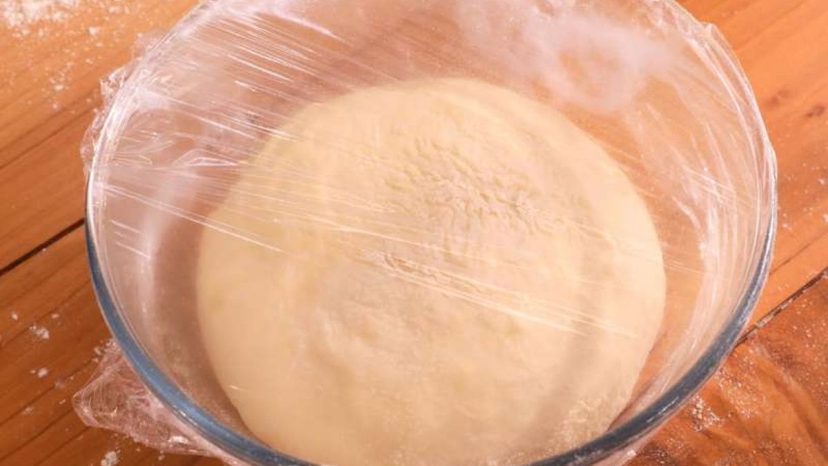 Dejar reposar la masa cubierta permite que fermente y duplica su volumen, esencial para lograr un roscón esponjoso