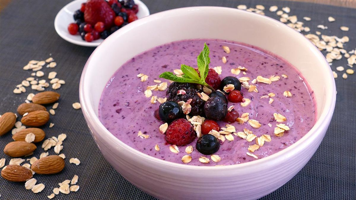 Smoothie bowl de plátano y frutos rojos