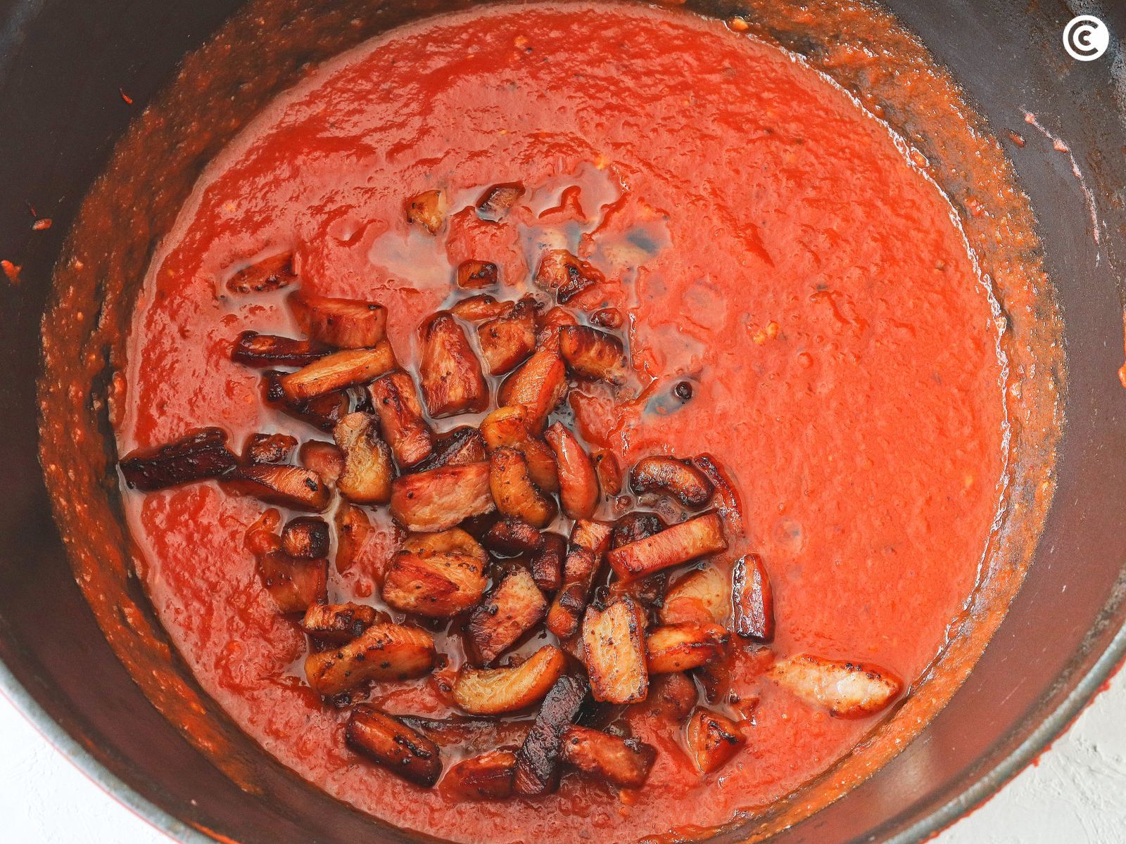 Agregar el guanciale a la salsa de los spaghetti amatriciana Agregar el guanciale a la salsa de los spaghetti amatriciana