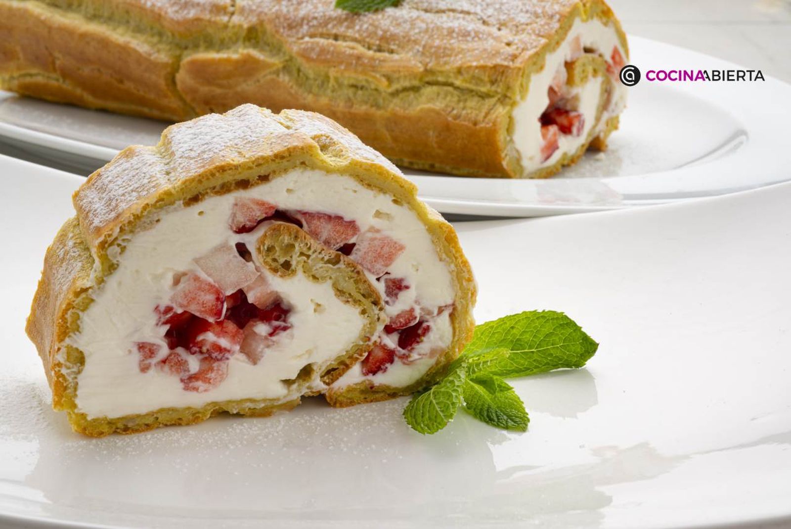Un rollo de pasta choux relleno de fresas y crema Un rollo de pasta choux relleno de fresas y crema