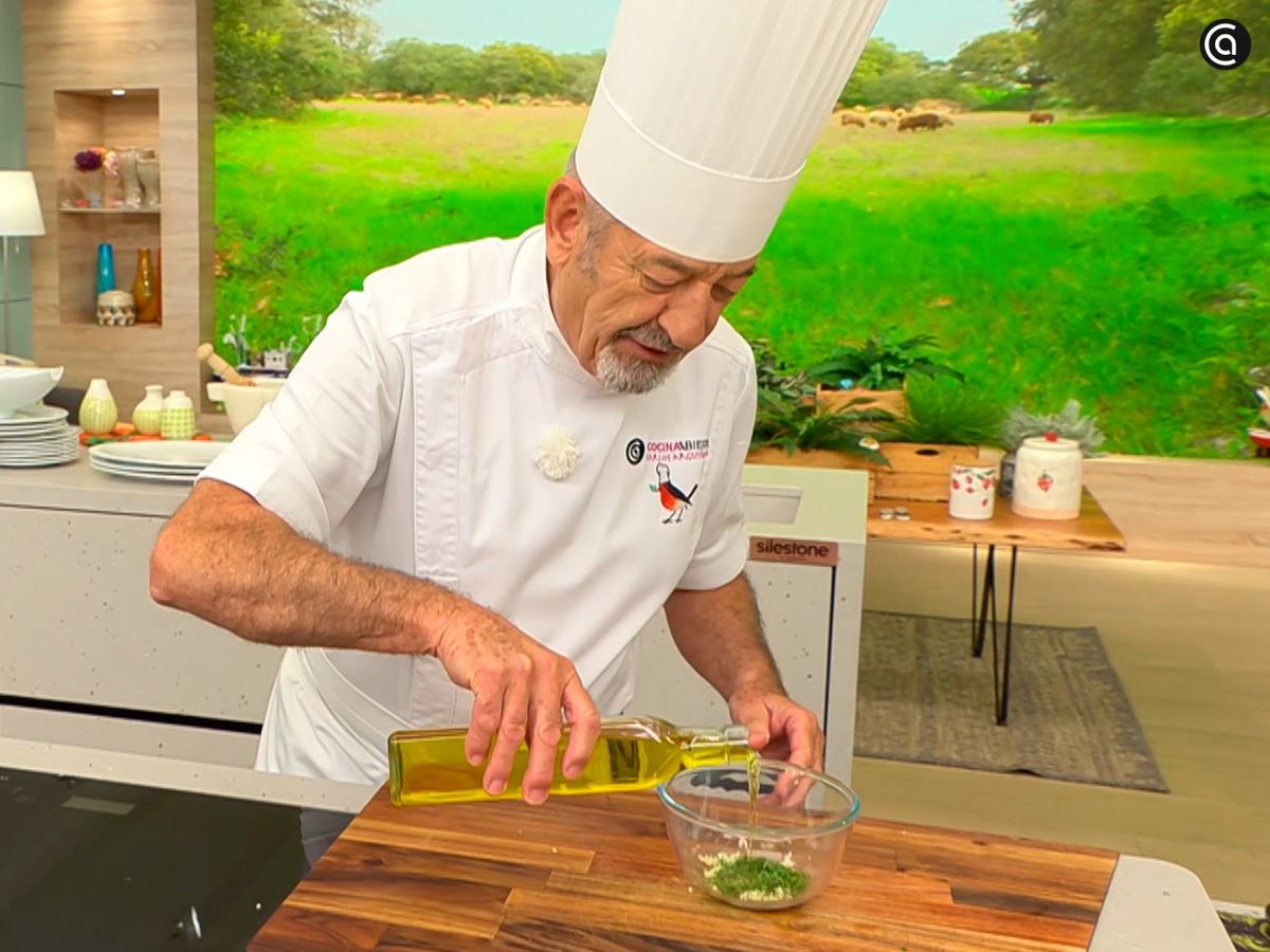 Pica finamente ajo y perejil y mezcla con aceite de oliva virgen extra