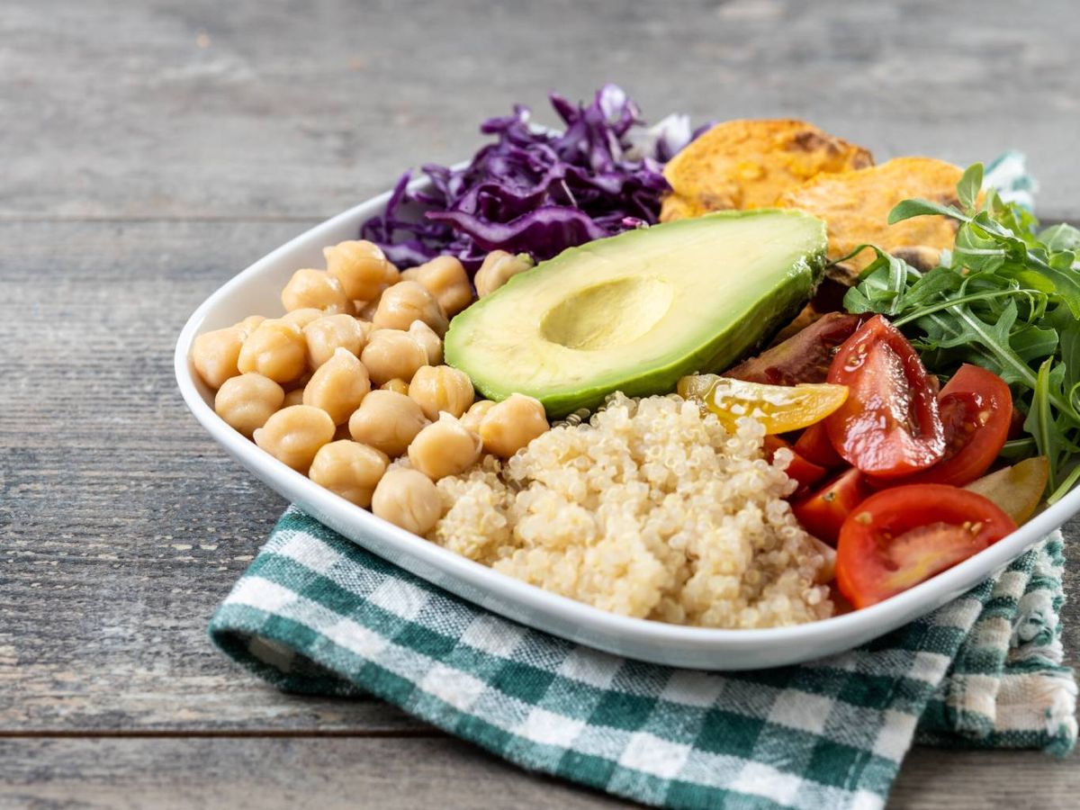 Ensalada completa y saludable preparada con pocos ingredientes.
