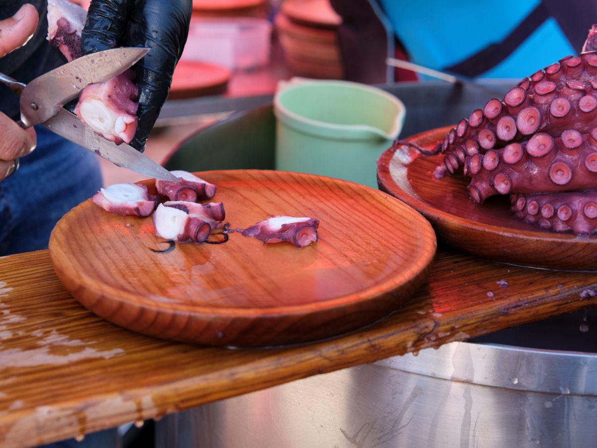 Miles de raciones de pulpo se sirven cada segundo domingo de agosto en el parque municipal de O Carballiño.