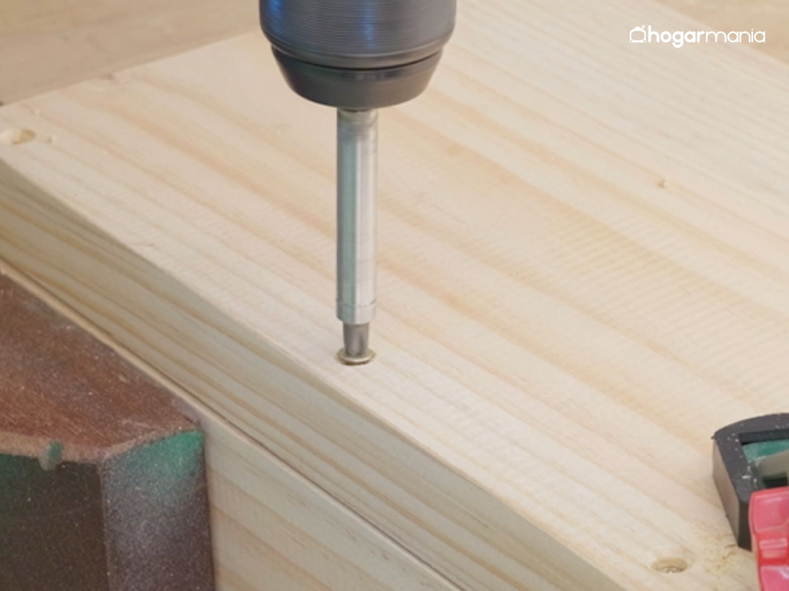 Fija los laterales a la base y empieza a dar forma al cuerpo de la mesa.