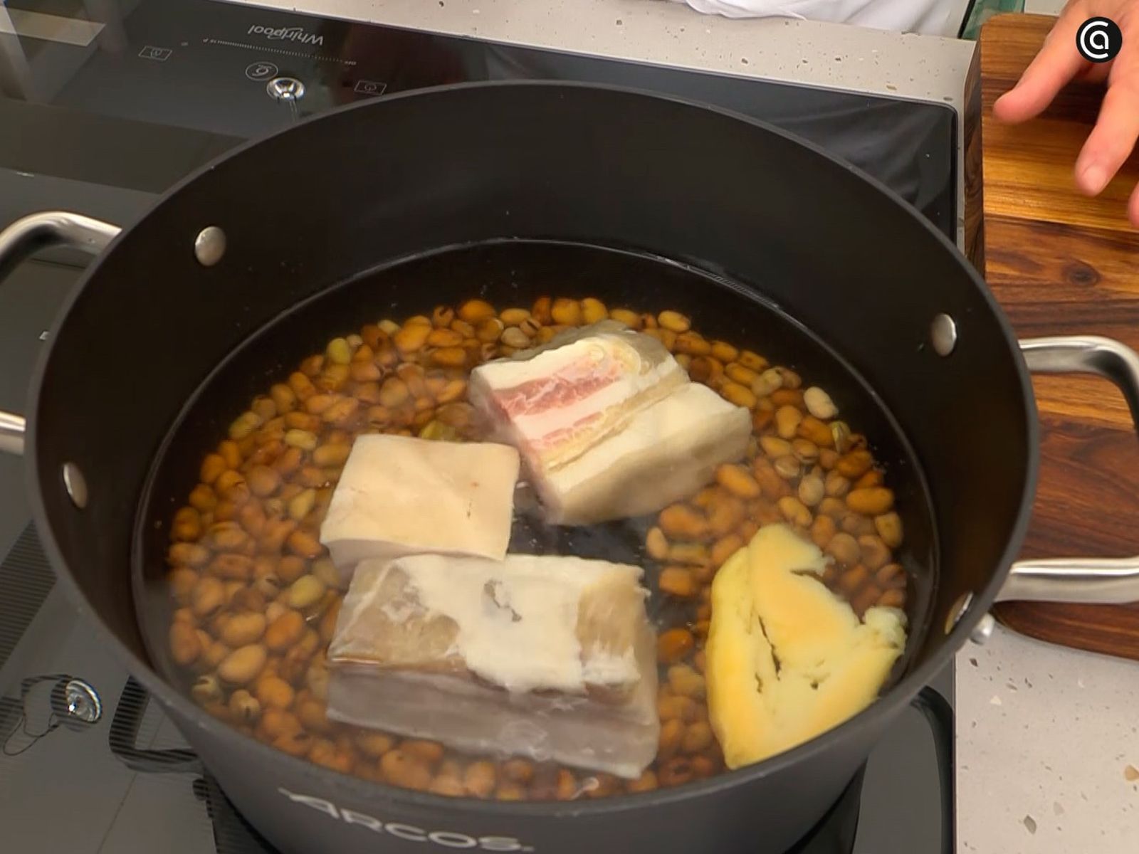 Cocina las habas, la panceta y el unto en una cazuela