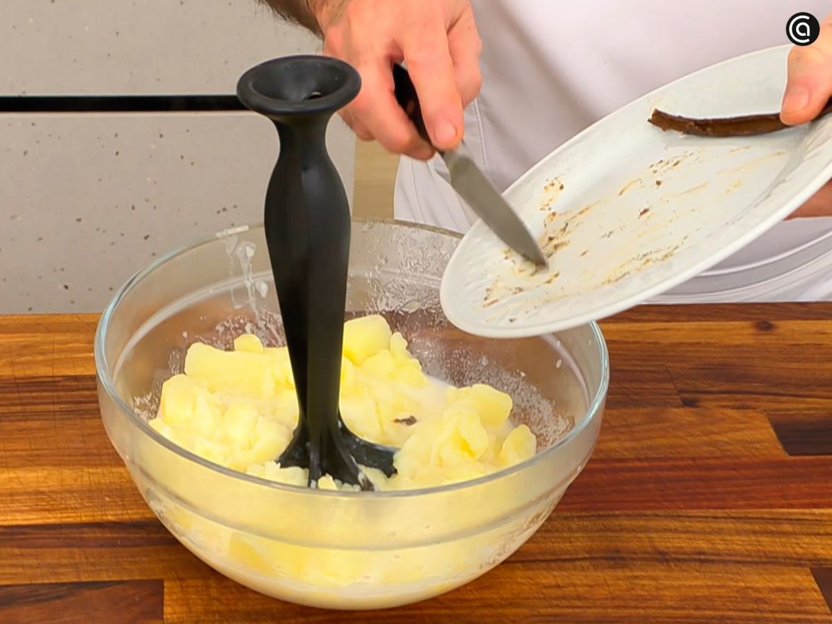 Haz el puré de patata e incorpora las semillas de vainilla