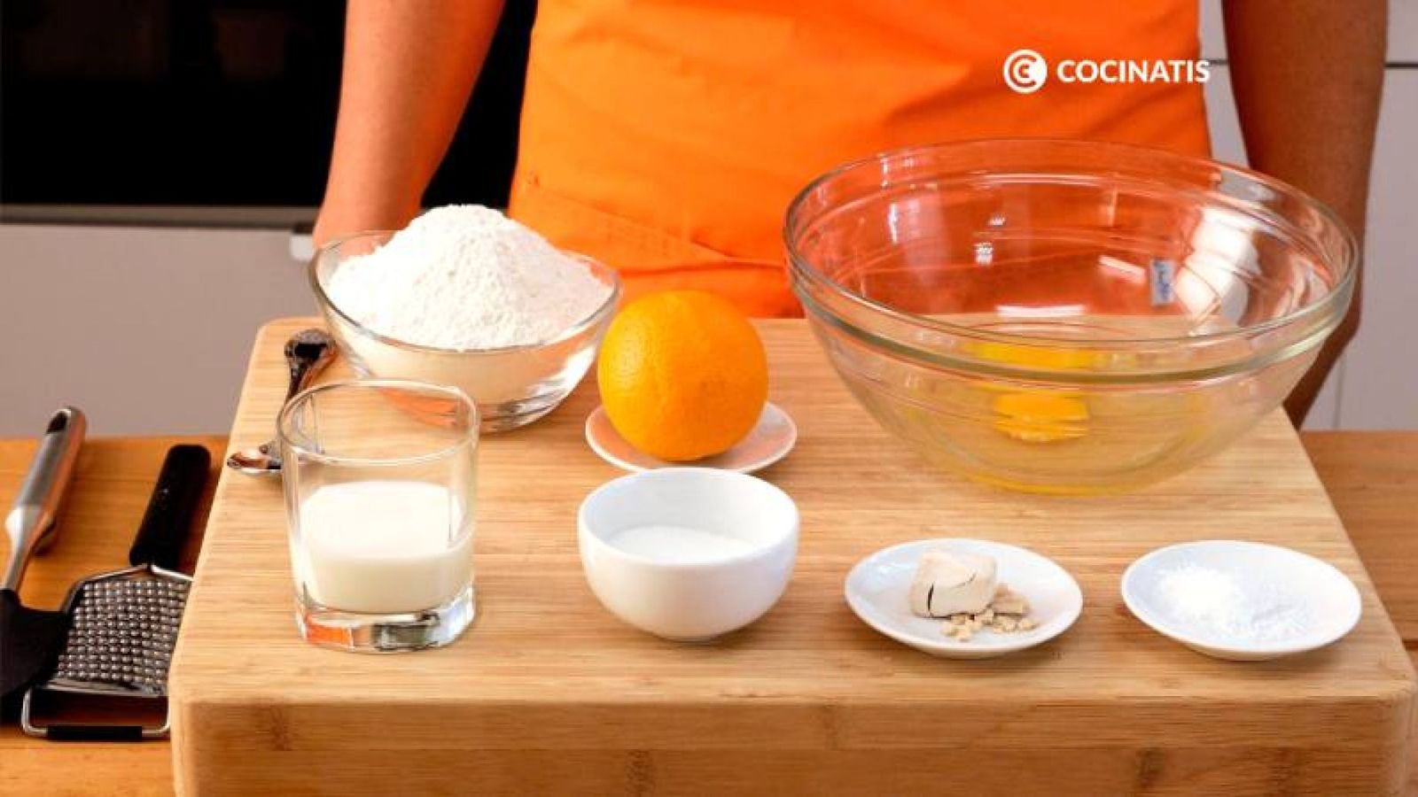 Mezcla los ingredientes para la masa en un bol Mezcla los ingredientes para la masa en un bol
