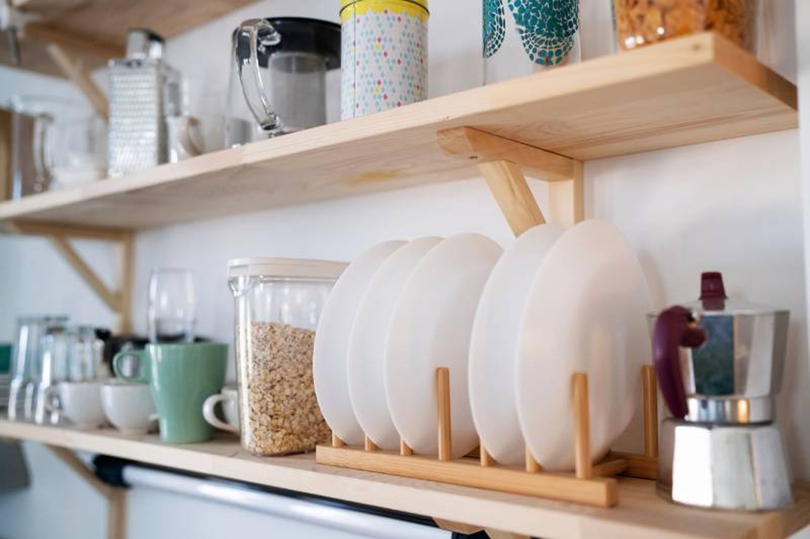 Estantería de cocina bien organizada. Estantería de cocina bien organizada.