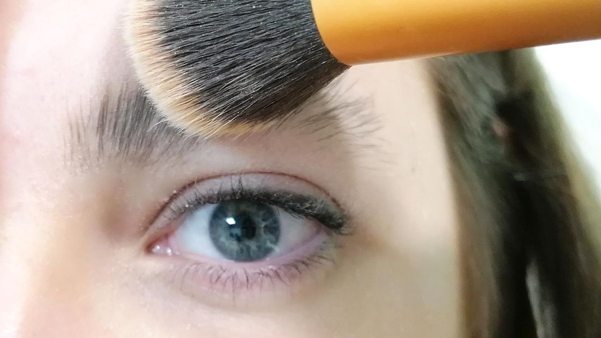 como tapar ceja maquillaje paso 2