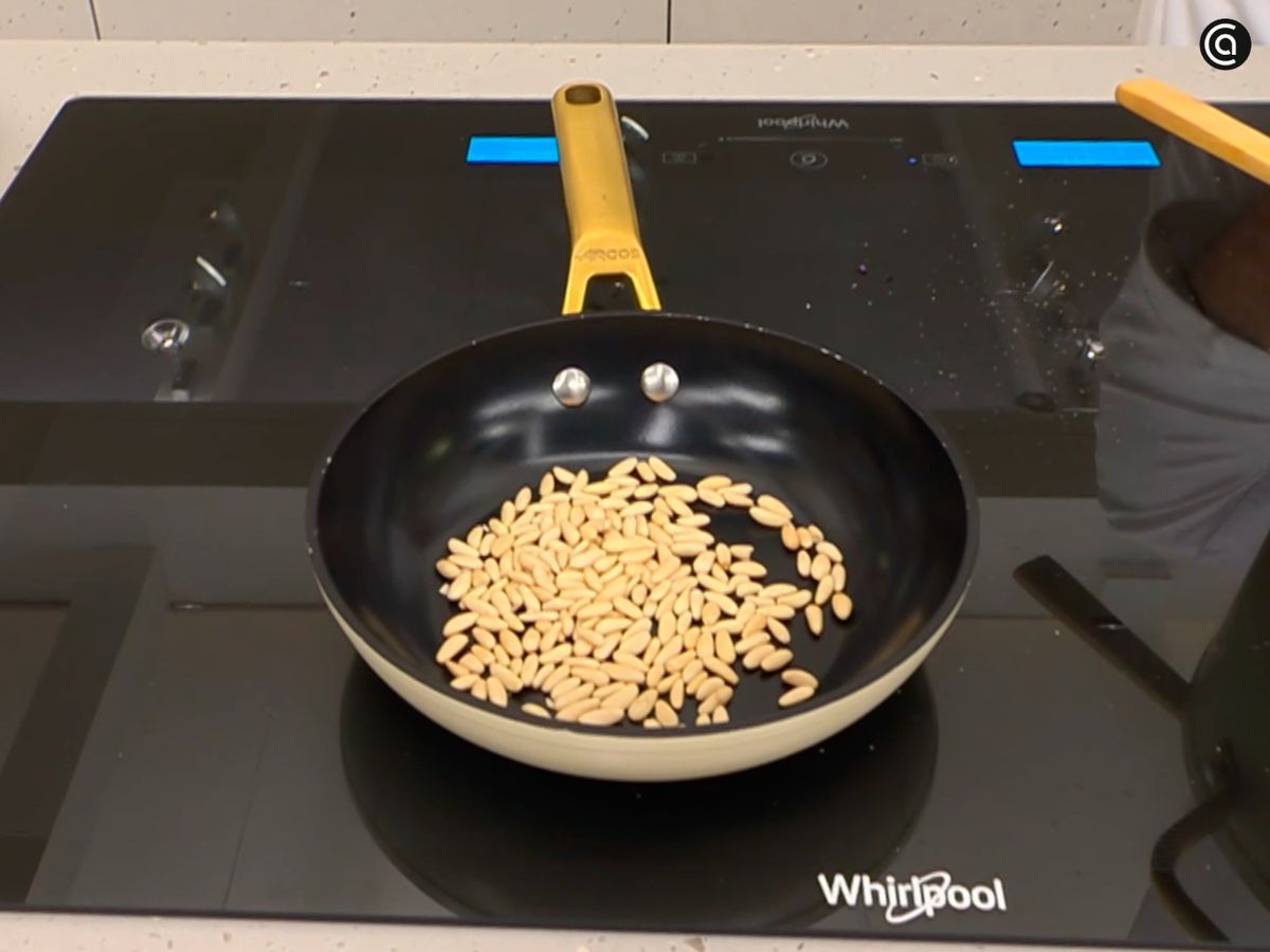 Tuesta los piñones hasta que estén dorados y resérvalos