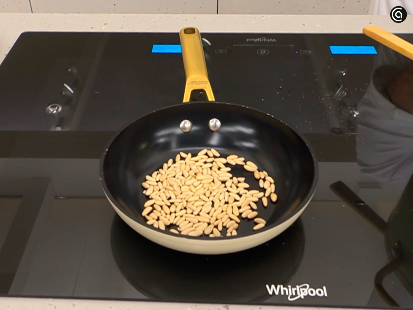 Tuesta los piñones hasta que estén dorados y resérvalos