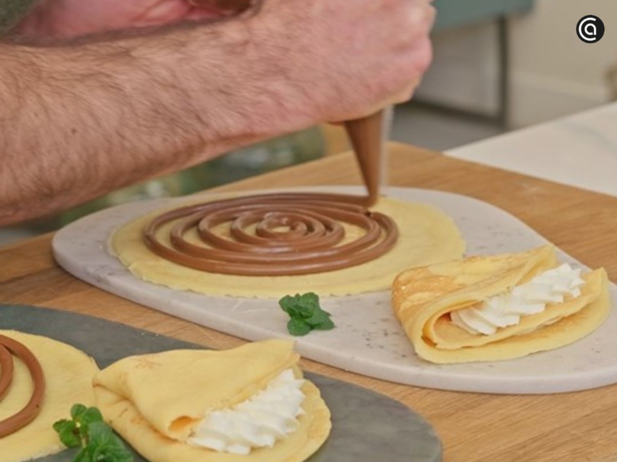 Los frisuelos ya hechos se rellenan al gusto antes de doblarlos o enrollarlos.