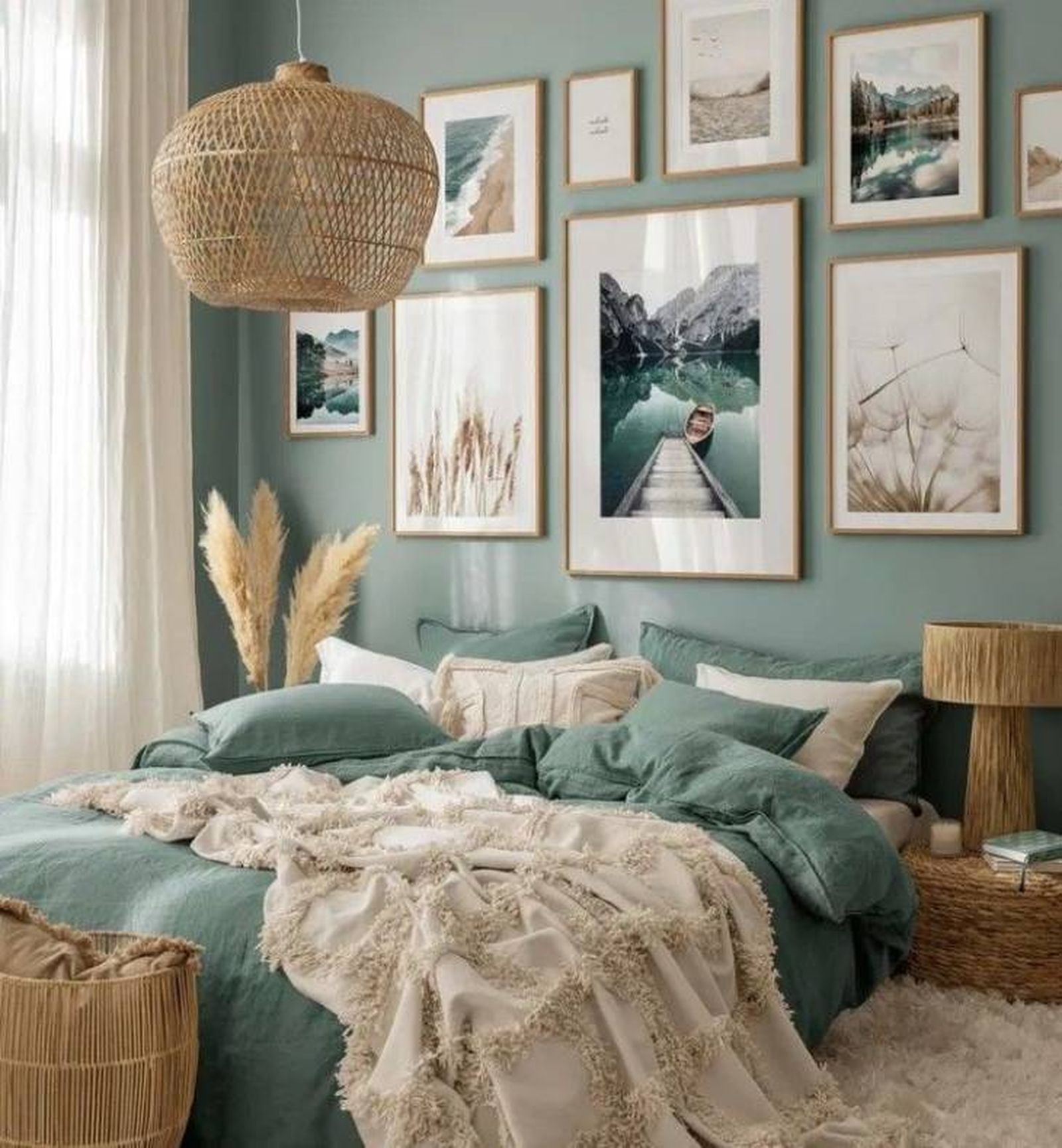 Dormitorio en color verde con muchas fotos en la pared. Dormitorio en color verde con muchas fotos en la pared.