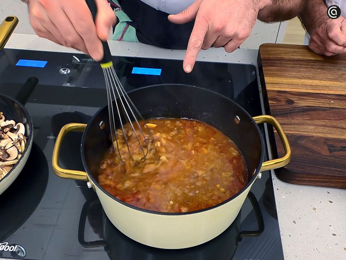 Rompe el pan de la sopa de ajo con unas varillas