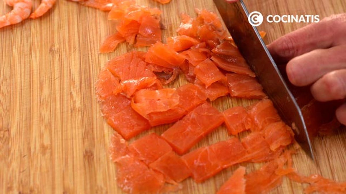 Receta de ensalada de aguacate, salmón y gambas  paso 2