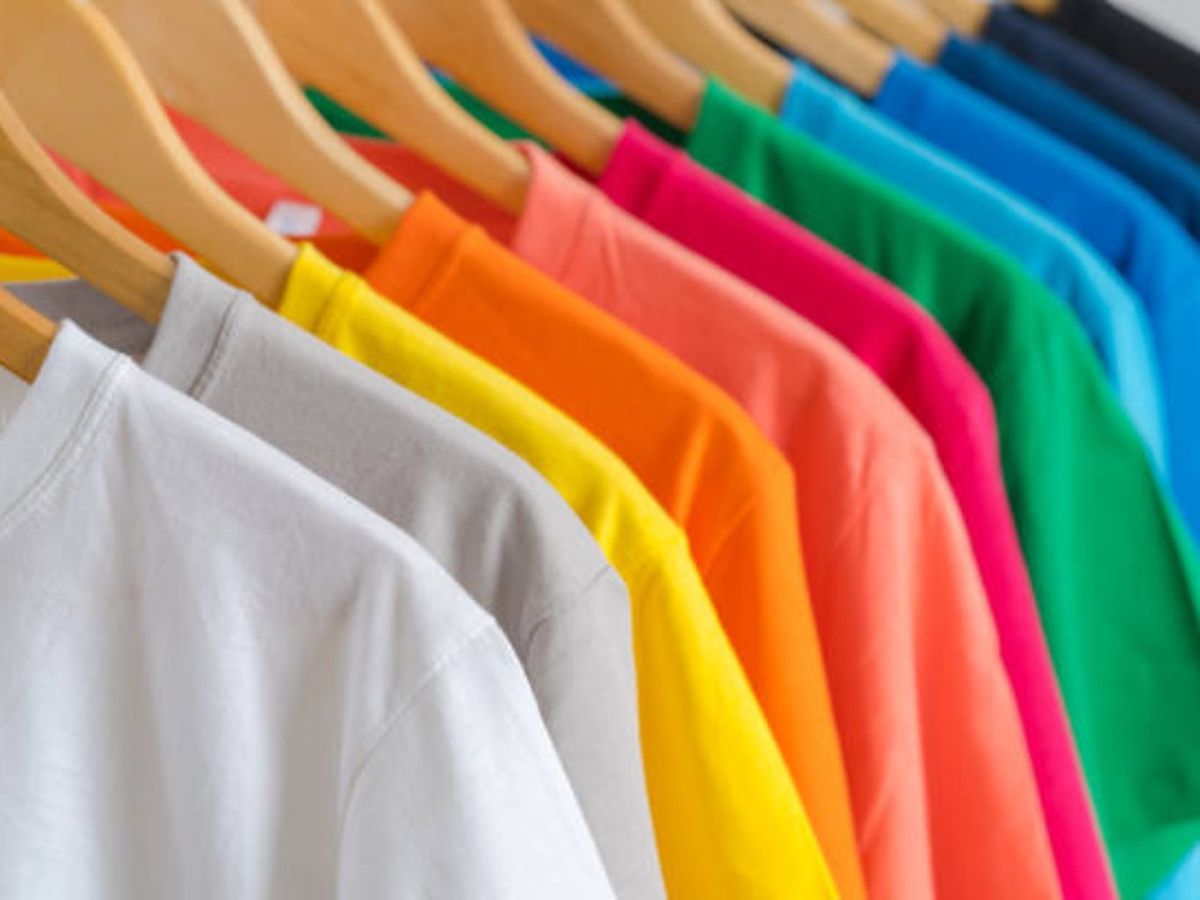 Camisetas de colores en perchas