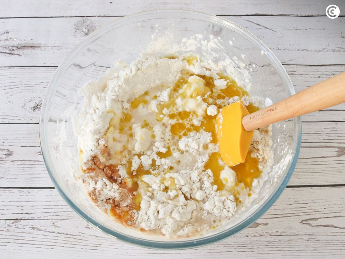 Agregar los ingredientes líquidos del pan sin guten