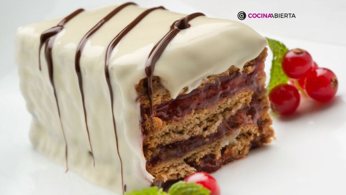 Tarta de galletas, mermelada y chocolate blanco