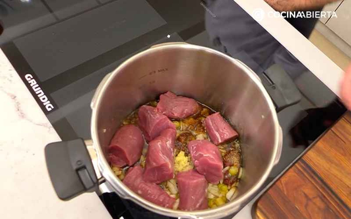 Añade el solomillo de cerdo