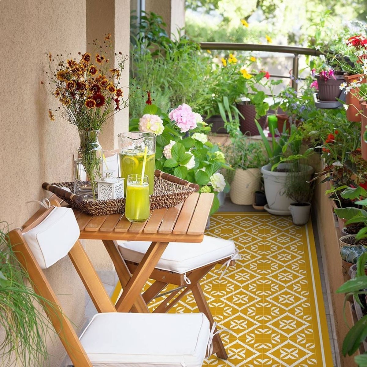 Terraza con alfombra vinílica de mosaicos.