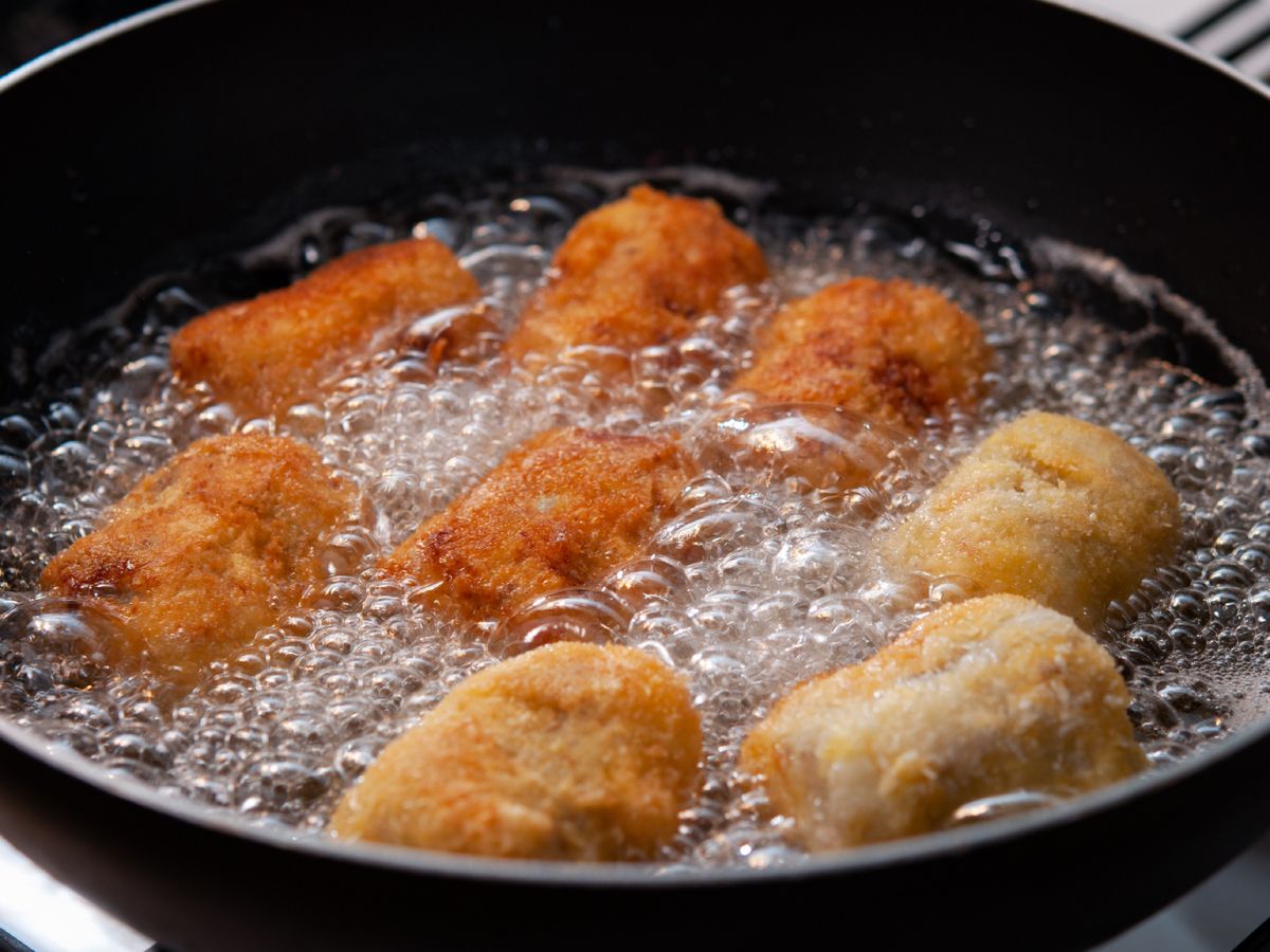 El aceite marca el ritmo y obliga a estar atento cuando ya no hay margen para distracciones.