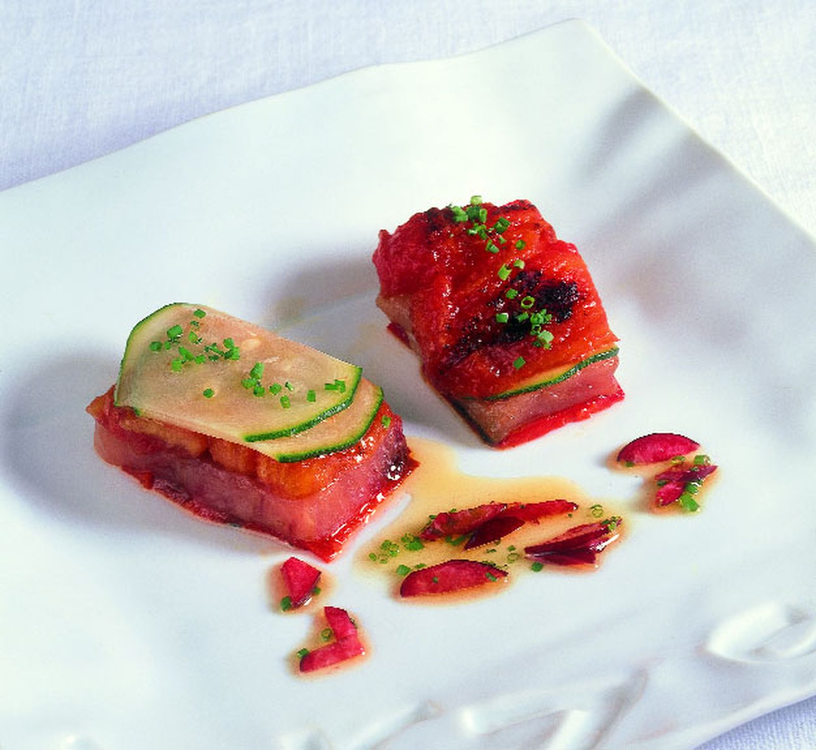 Milhojas de atún y piquillos con calabacín, tomate y vinagreta ligera de cerezas