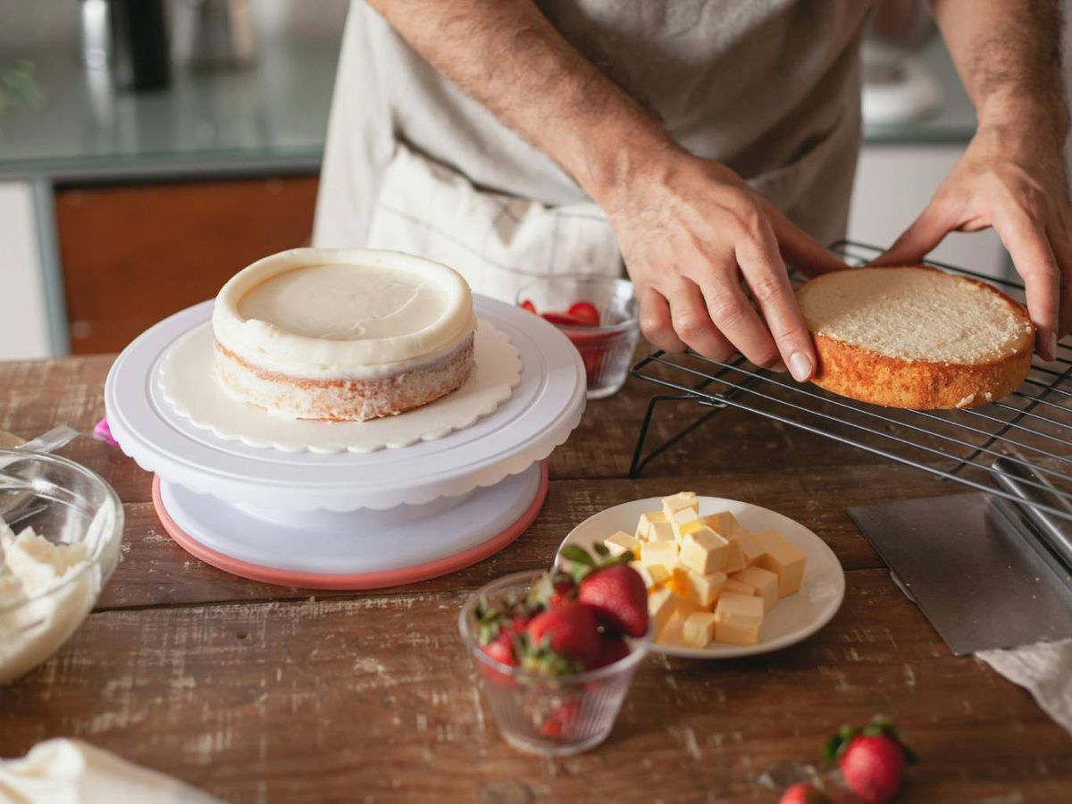 La mantequilla es un ingrediente clave para dar sabor y consistencia a postres y tartas.