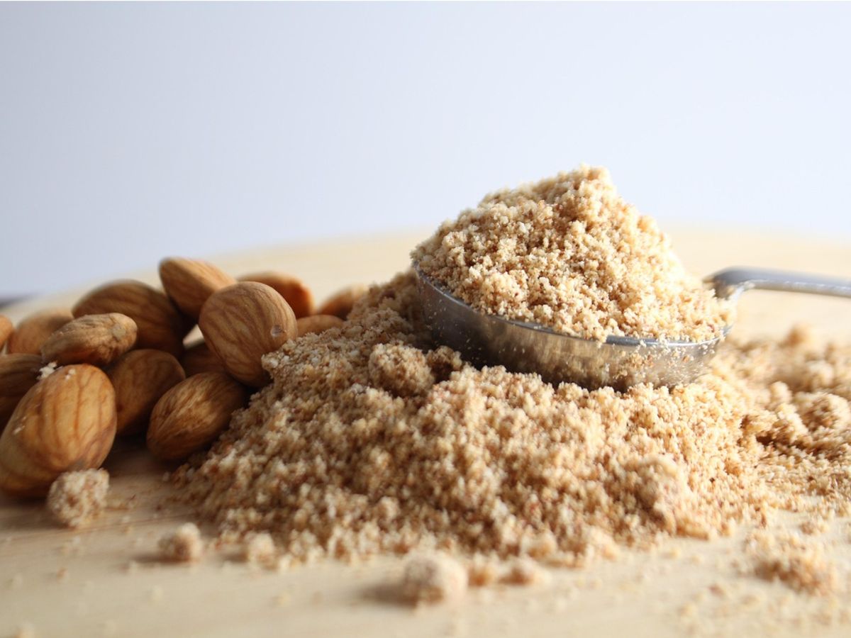 Harina de almendra, el ingrediente estrella para un pan keto esponjoso y bajo en carbohidratos.