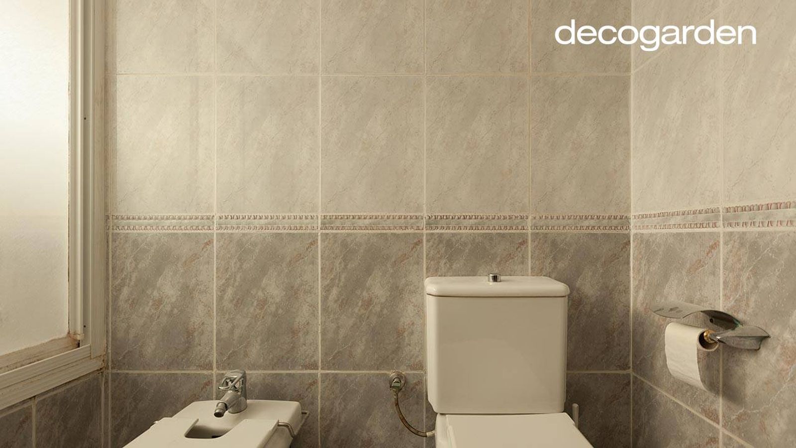 Cuarto de baño con azulejos beiges