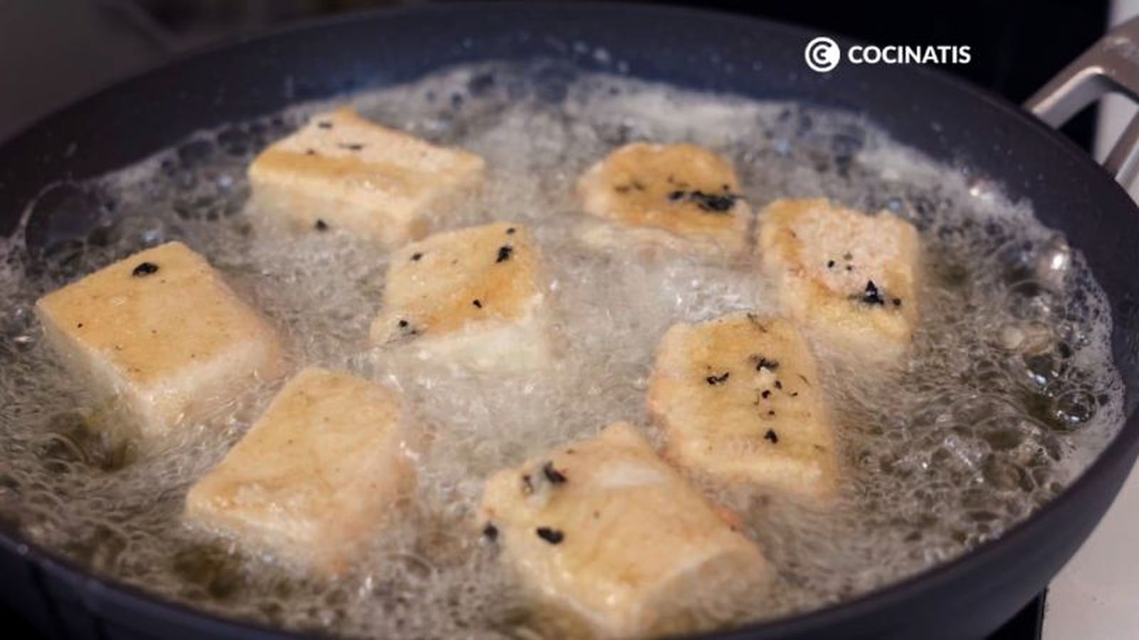 Freír las croquetas veganas de soja y setas