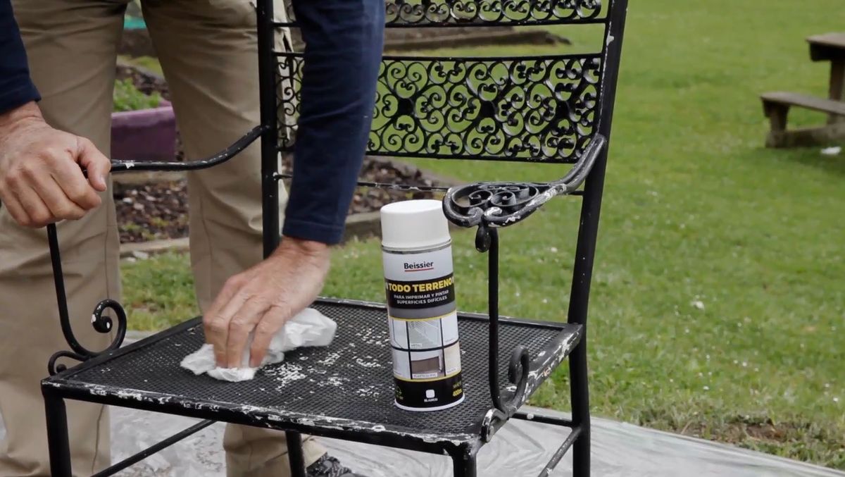 Pintar silla metálica con pintura todo terreno paso 2