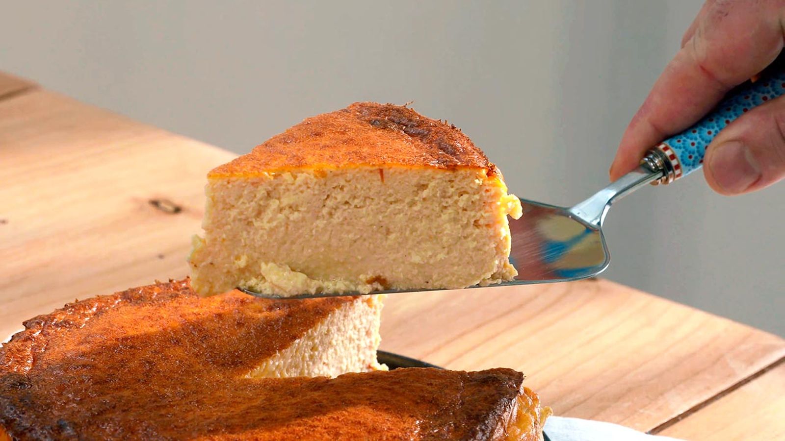Sirve el pastel frío o caliente Receta de pastel de cabracho paso 7