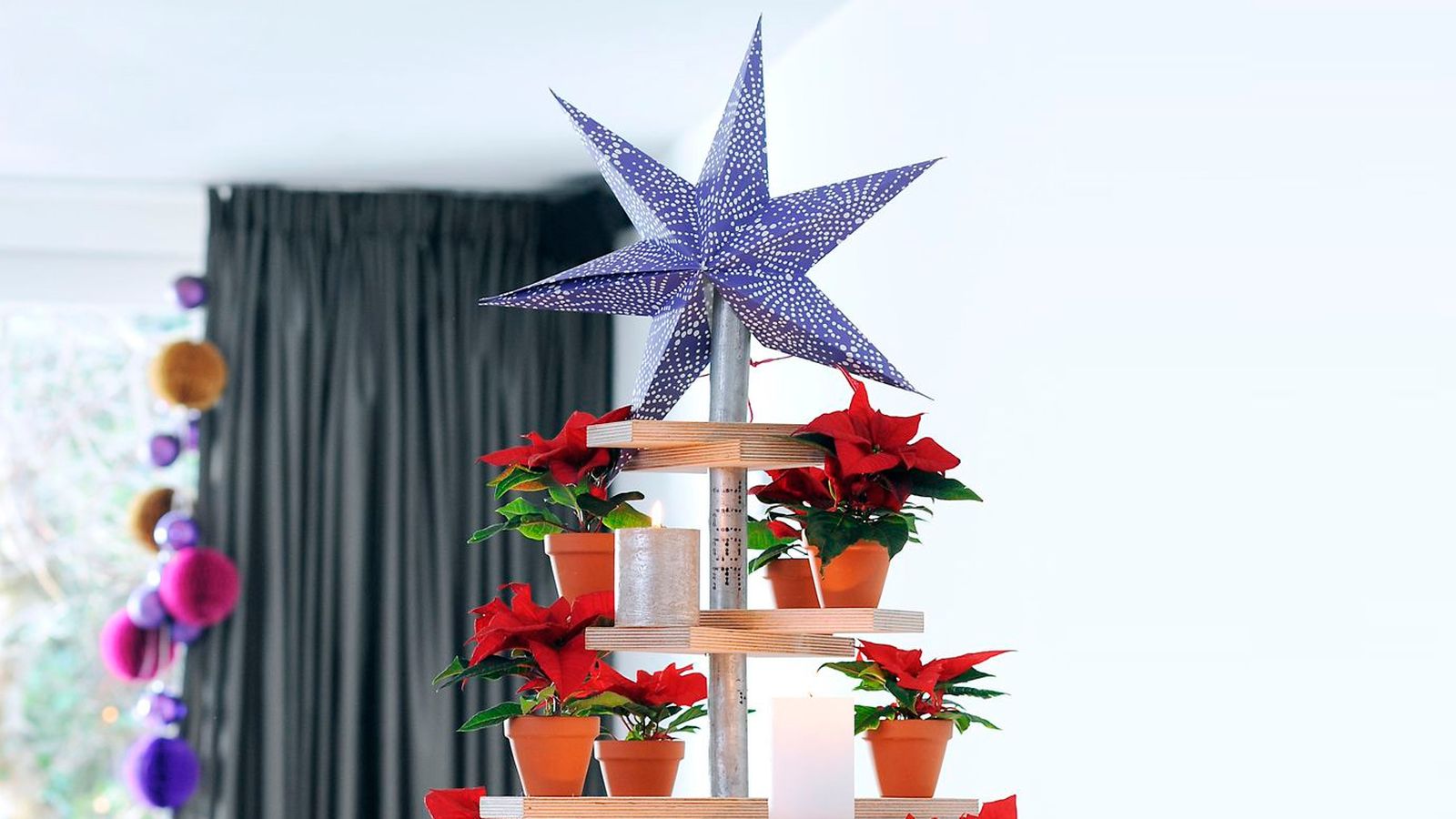 arbol de navidad de madera con flor de pascua arbol de navidad de madera con flor de pascua