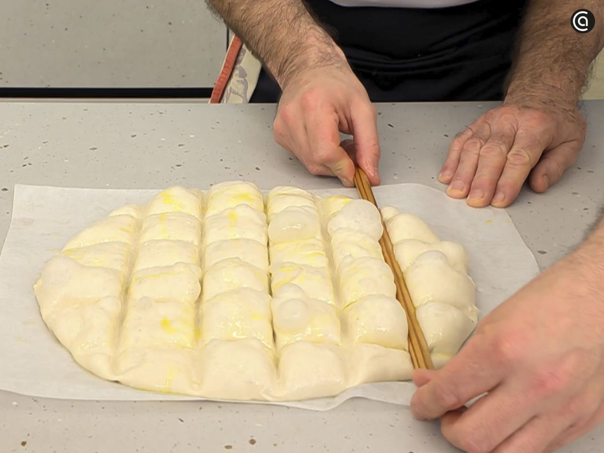 Extiende la masa, agrega un poco de aceite y haz las marcas con un palo fino