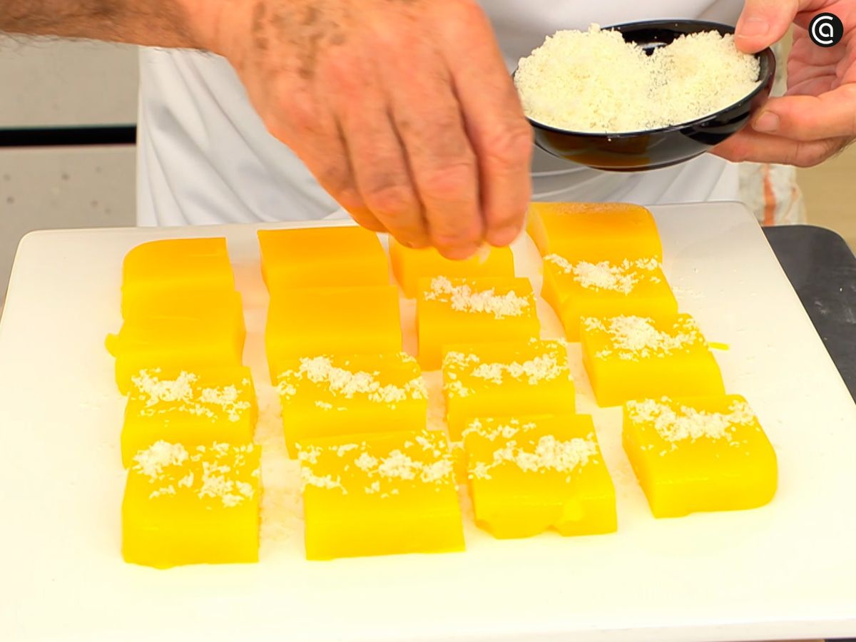Espolvorea coco rallado sobre los bocaditos de naranja