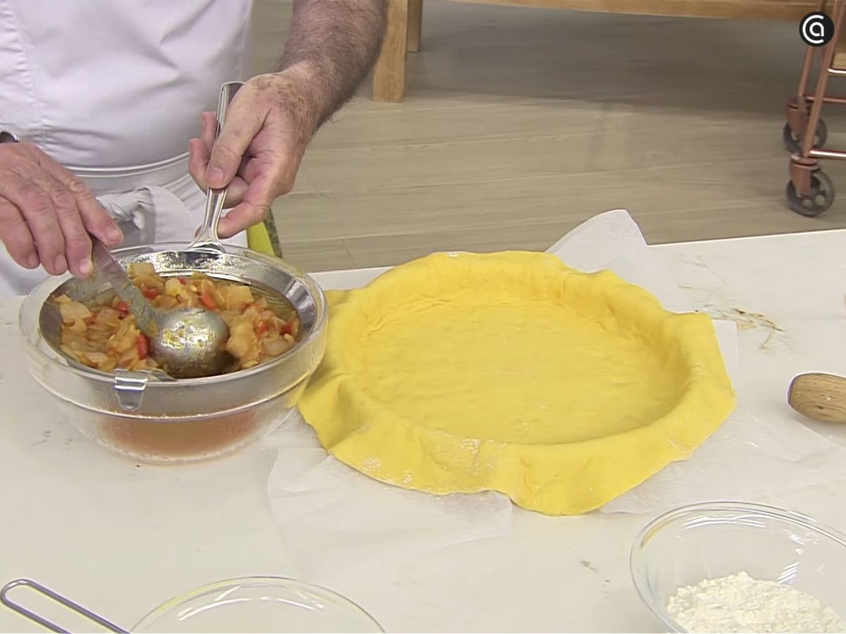 Estira una mitad de la masa sobre un molde o bandeja