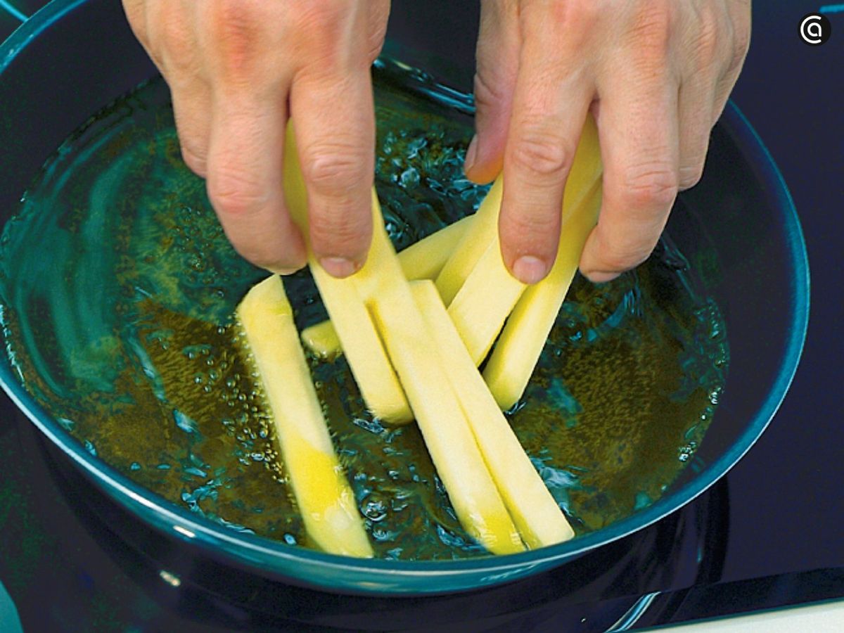 Huevos fritos con patatas fritas - paso 2