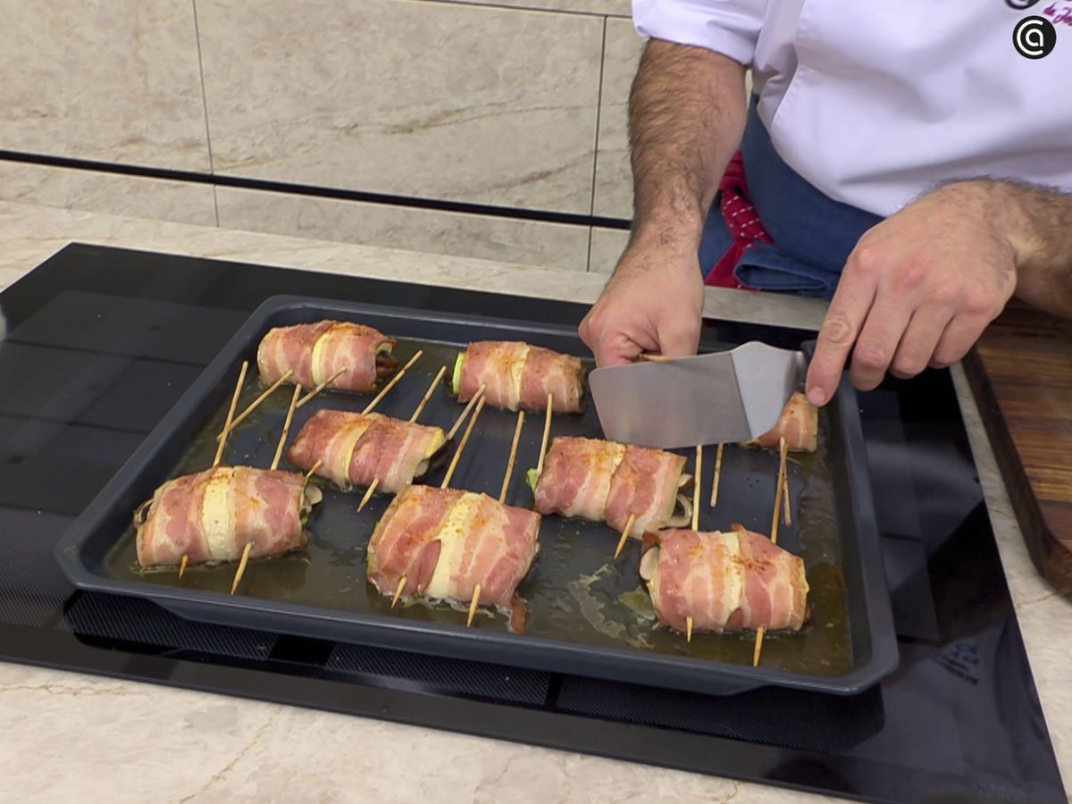 Retira las brochetas girándolas suavemente para extraerlas sin desmontar el rollito