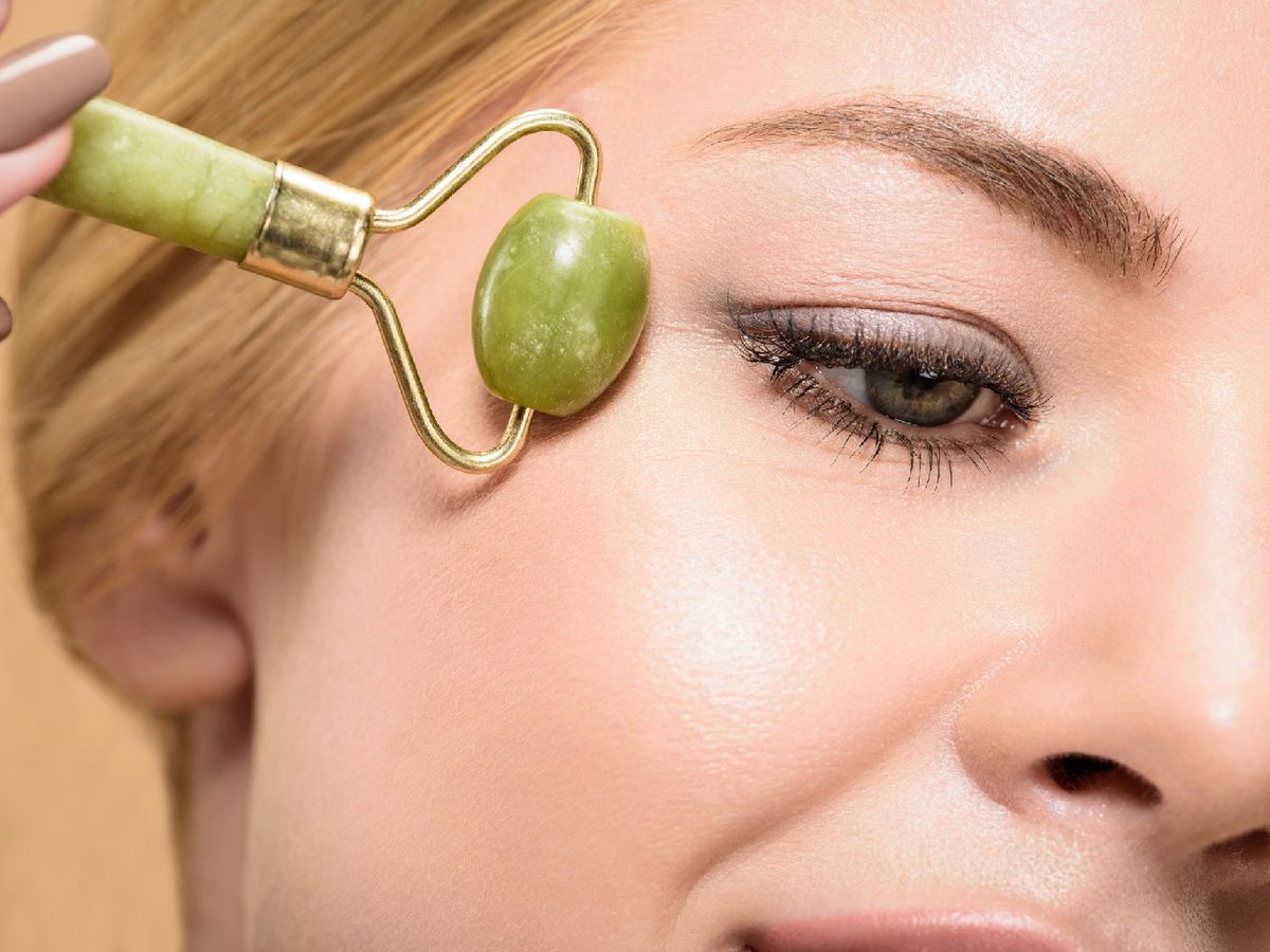 Utiliza el rodillo de jade desde el lagrimal hacia el exterior del ojo