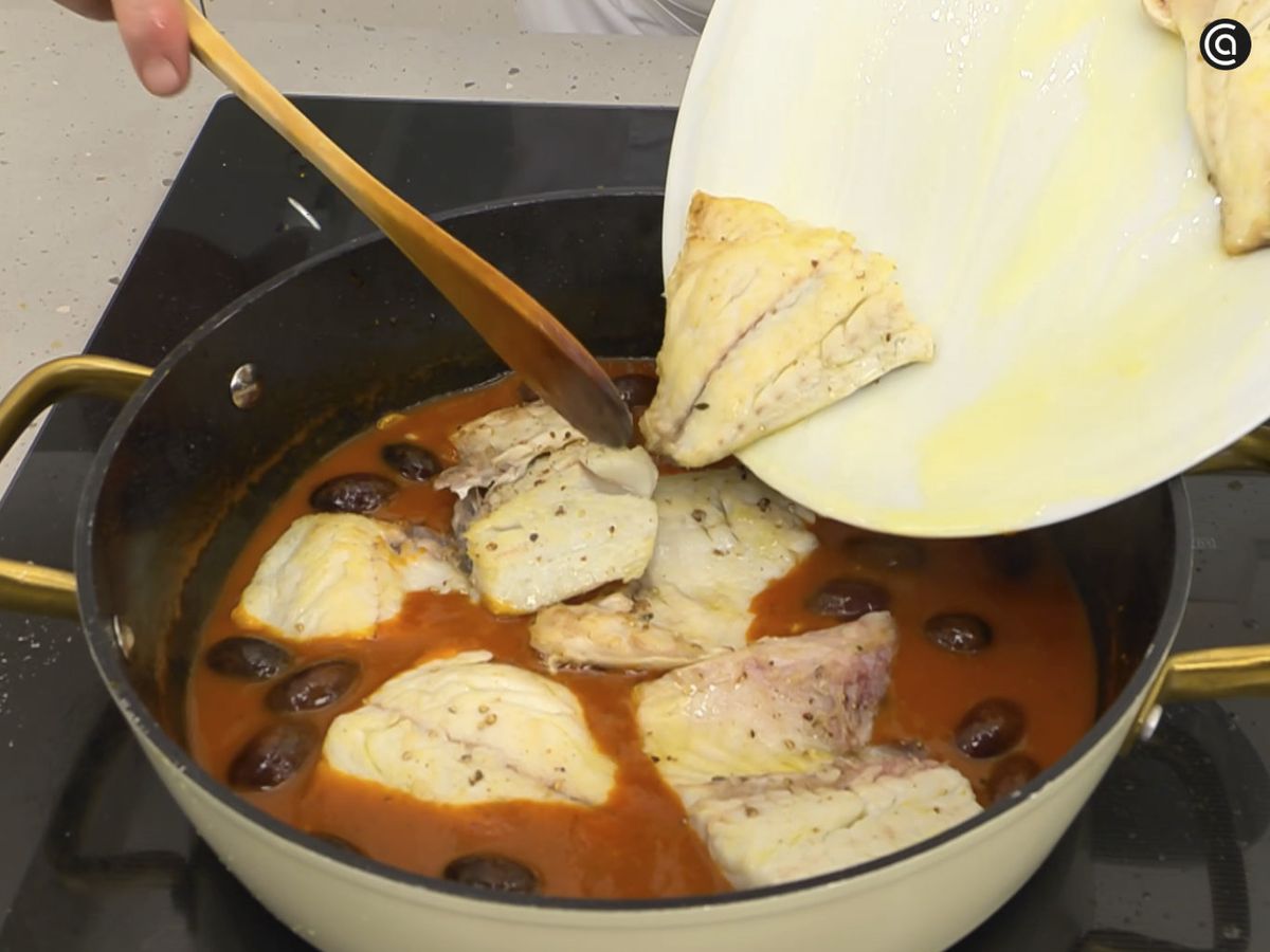 Pasa los lomos de dorada a la tartera con el sofrito