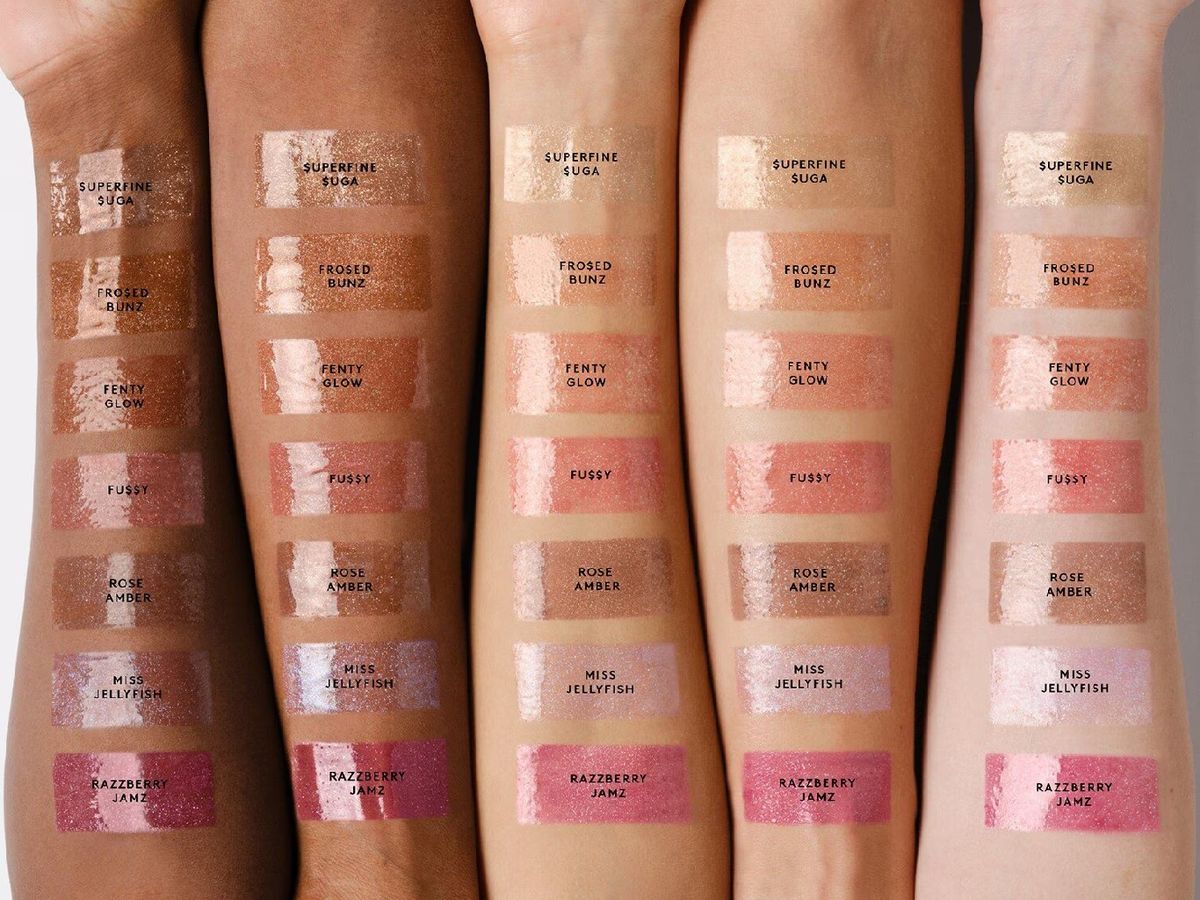 Muestras de color del Gloss Bomb en diferentes tonos de piel