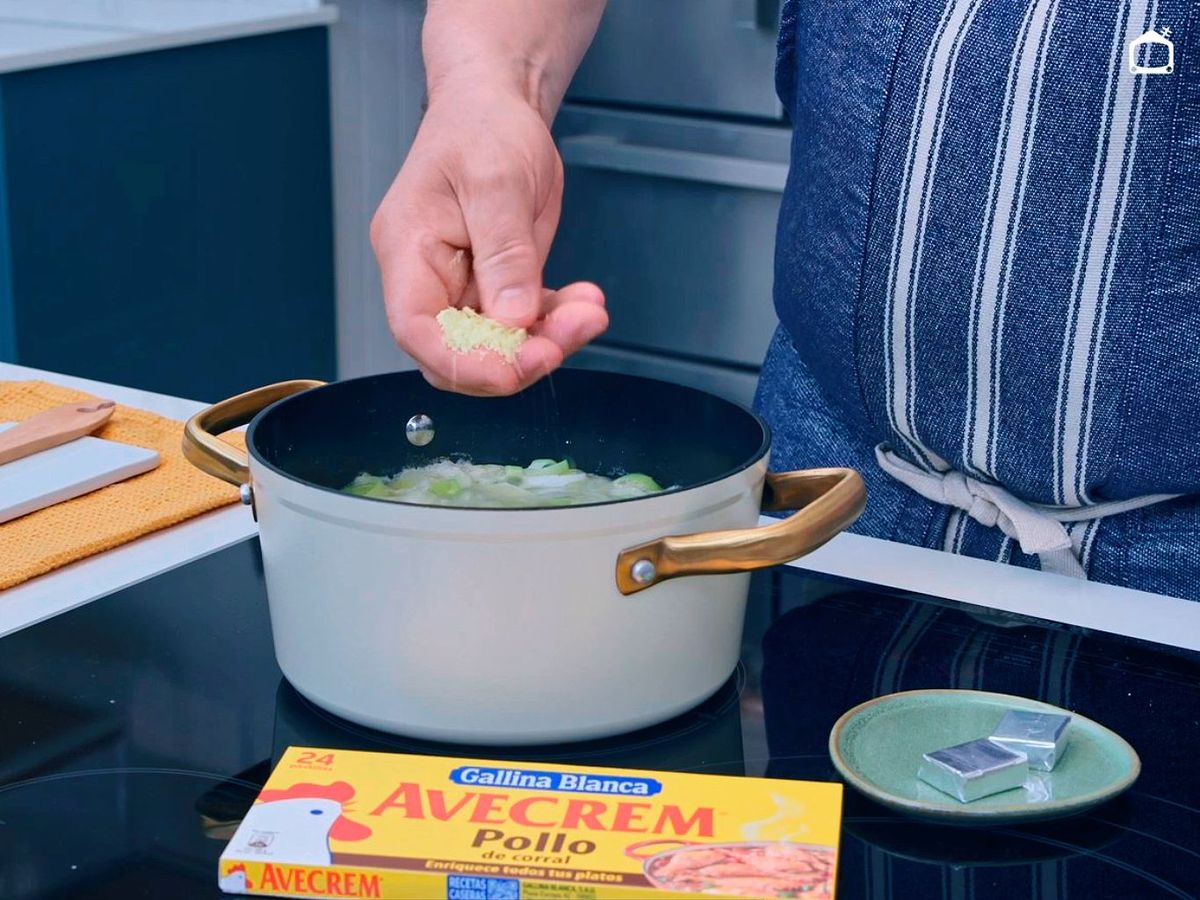 Añade Avecrem pollo para dar más sabor a la crema de puerros