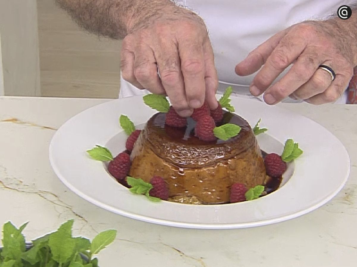 Desmolda el flan bien atemperado y decora a tu gusto con las frambuesas y la menta