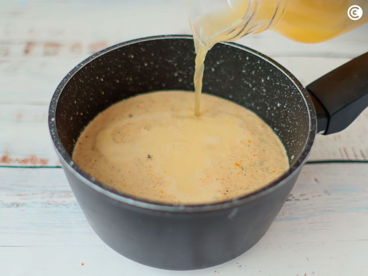 Cocinar la sopa de almendras vegana con el caldo restante