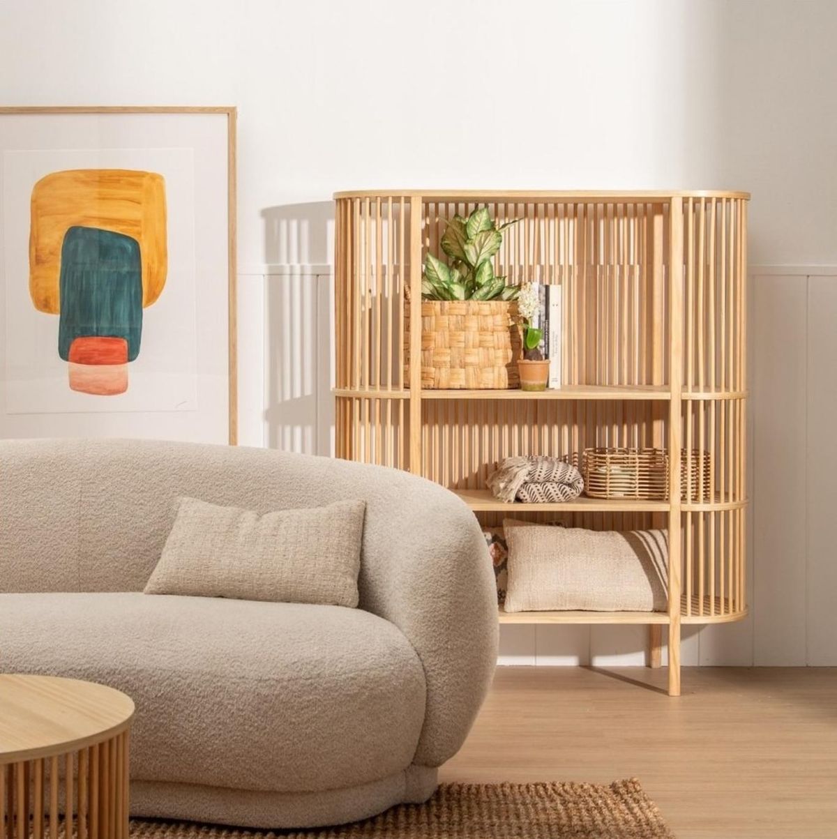 Aparador alto LICIA de madera de pino y DM natural.