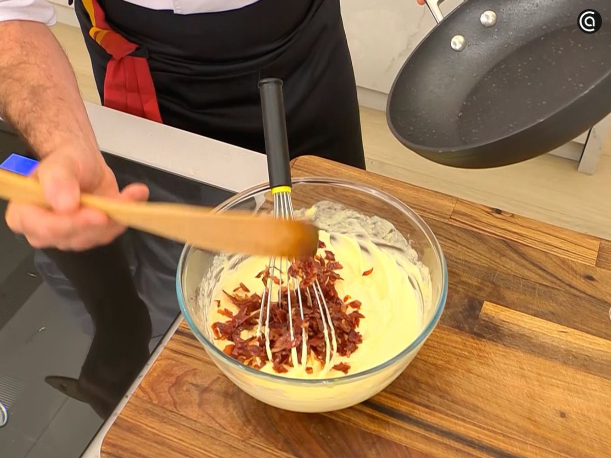 Añade la paletilla ibérica crujiente