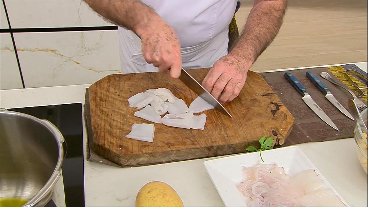 KARL66580320 calamares con garbanzos receta karlos arguinano paso2